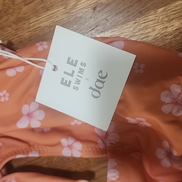 One piece swimsuit - Picture 2 of 5